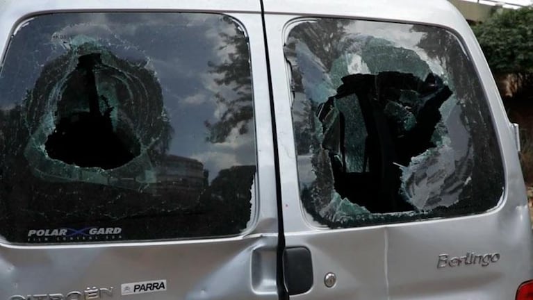 Inspectores municipales contra la quita de chapas: lanzaron bombas y destruyeron un auto