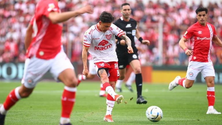 Instituto juega contra Argentinos Juniors.