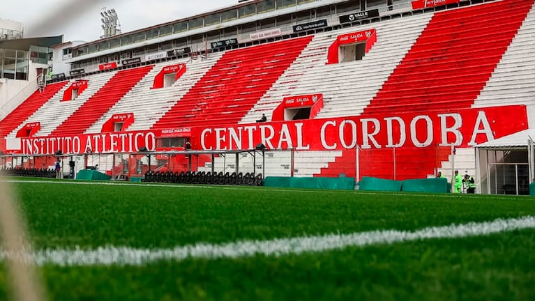 Instituto recibe a Vélez en el Monumental de Alta Córdoba.