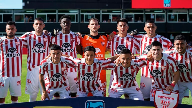 Instituto se mide ante Deportivo Riestra en Bajo Flores.