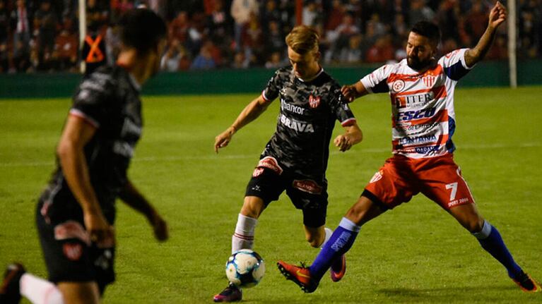 Instituto trepó y superó a Atlético Paraná. Foto: Lucio Casalla.
