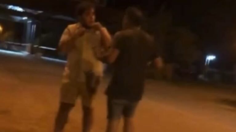 Insúa fue filmado por sus amigos mientras amenazaba e intentaba golpear a un remisero que se demoró.