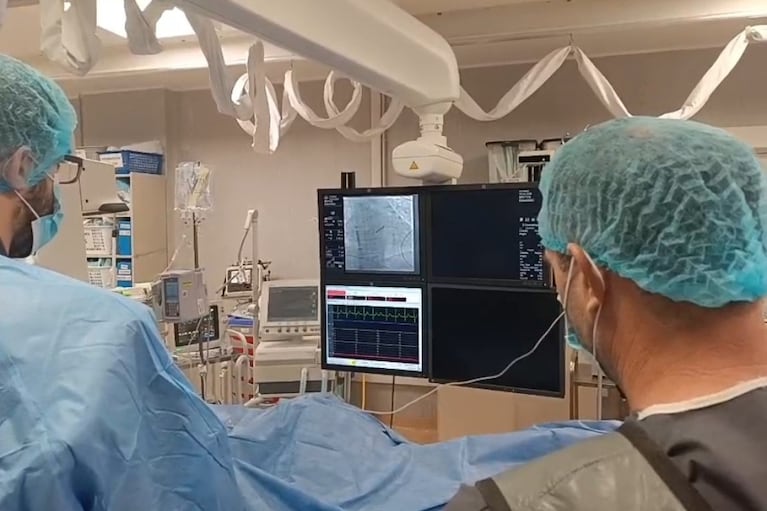 Integrantes del equipo de salud del Hospital Córdoba realizaron el primer implante de marcapasos sin cable en un centro público de la provincia.
