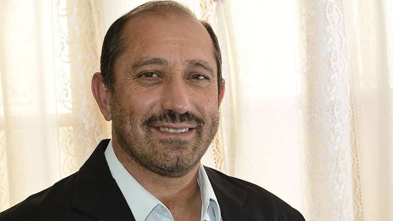 Intendente electo, Julián Gil, en la localidad de Caucete.