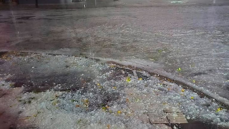 Intensa caída de granizo en Río Tercero.