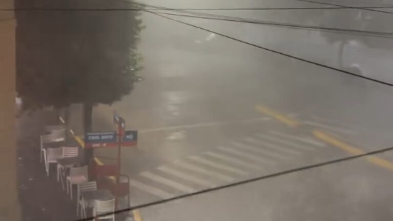 Intensa lluvia con viento en Villa
Dolores.