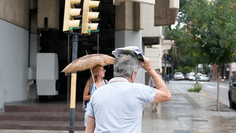 Intensa lluvia en Córdoba: rayos en la capital y alerta por crecidas de ríos