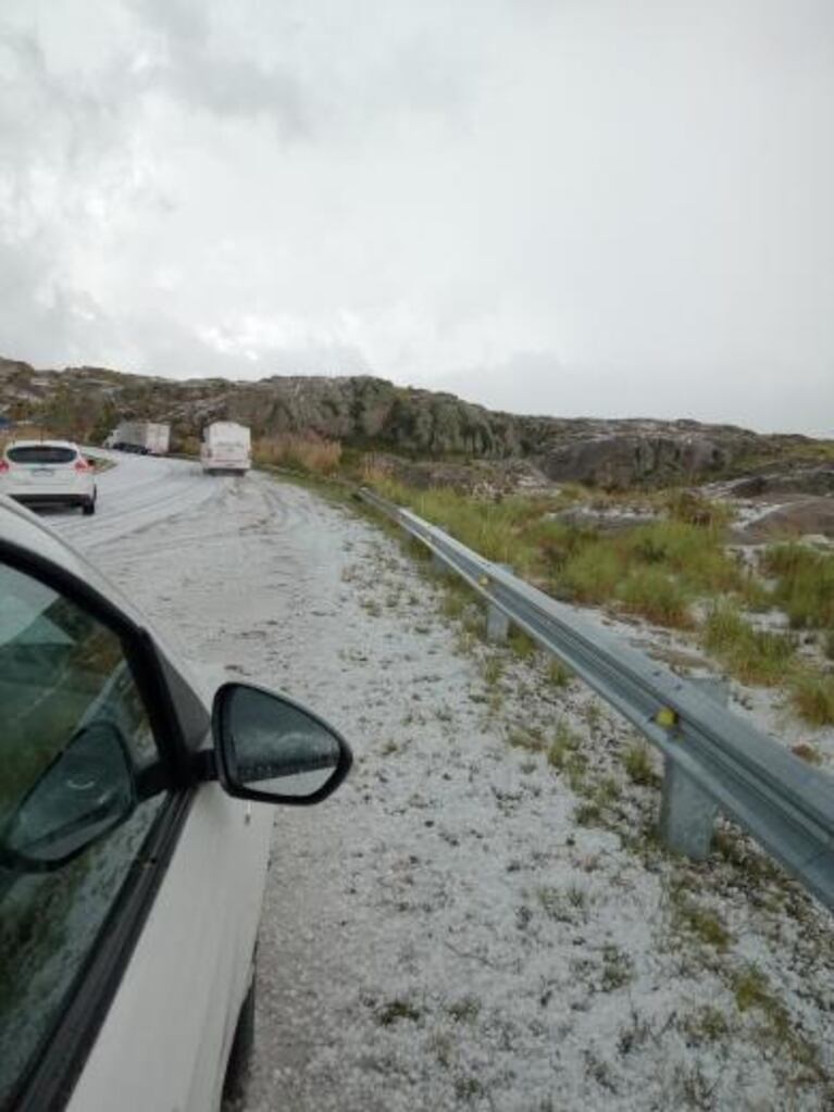 Intensa pedrada sorprendió a los automovilistas. Foto: Instagram @brisa_agustina01.