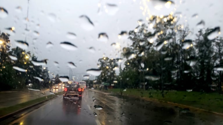 Intensa tormenta cayó sobre Córdoba este miércoles a la madrugada. (Foto gentileza @leoguevara80).