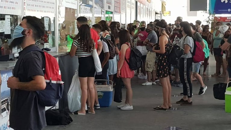 Intenso movimiento en la Terminal de Córdoba en el primer día del año. Foto: Sebastián Pfaffen/ElDoce.tv