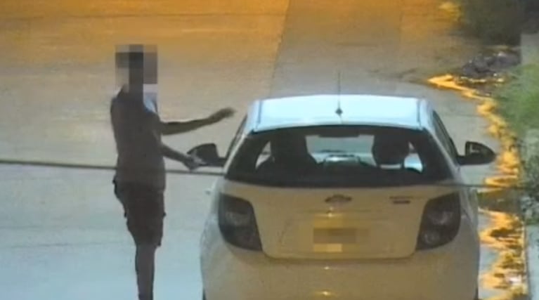 Intentaban abrir un auto y fueron tomados por las cámaras. Quedaron detenidos.