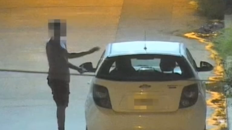 Intentaban abrir un auto y fueron tomados por las cámaras. Quedaron detenidos.