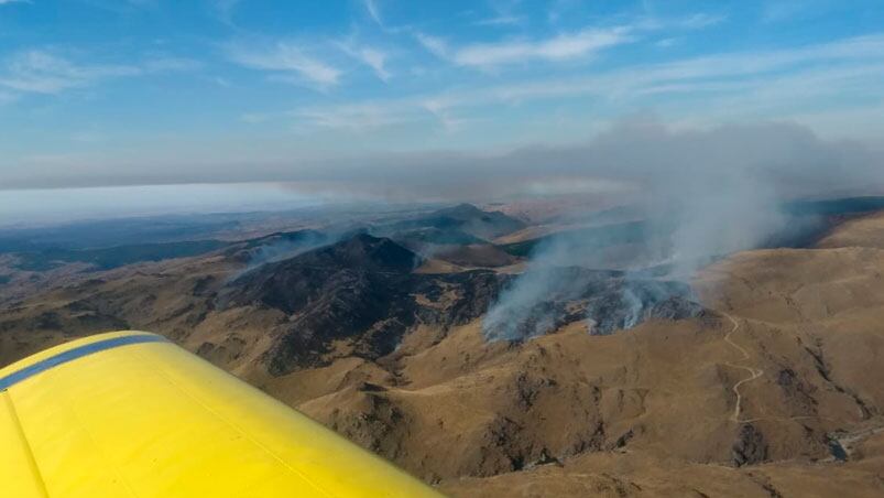 Intentan controlar el incendio en las sierras.