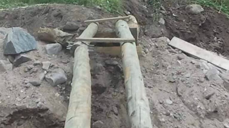 Intentaron construir un puente precario, pero es muy incómodo para los más chicos.