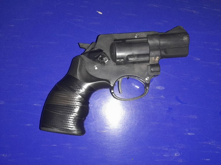 Intentaron escapar de un control policial y terminaron detenidos: tenían una réplica de arma