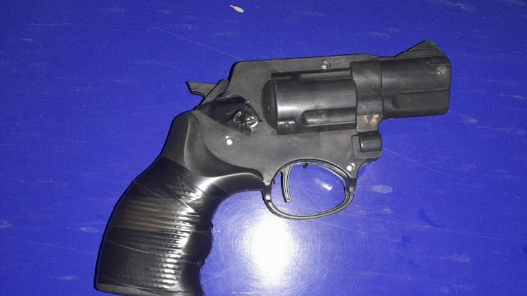 Intentaron escapar de un control policial y terminaron detenidos: tenían una réplica de arma