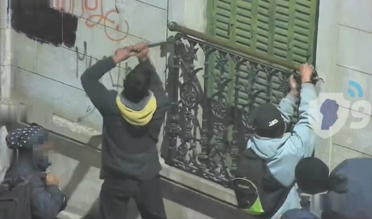Intentaron robar el barrote de bronce de una ventana.