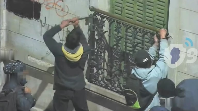 Intentaron robar el barrote de bronce de una ventana.