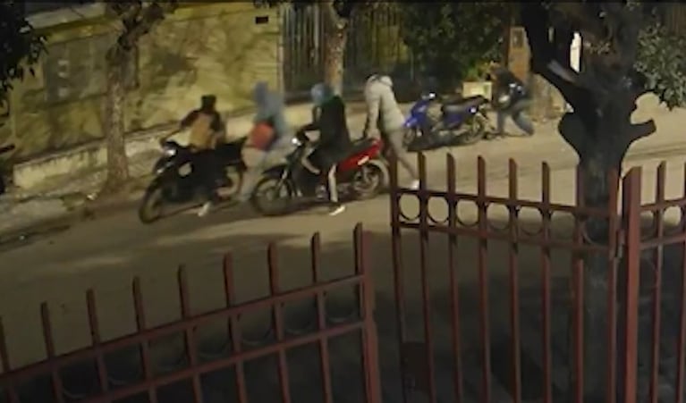 Intentaron robarle la moto y lo balearon en un testículo: video del brutal ataque en Córdoba