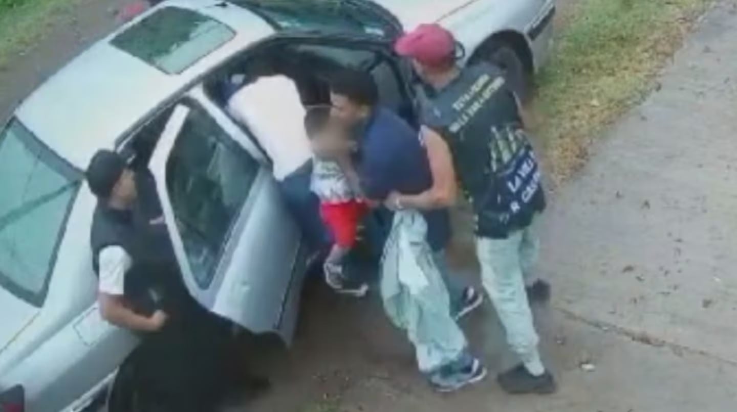 Intentaron robarles el auto con el bebé adentro, forcejearon y lograron bajarlo: el dramático video