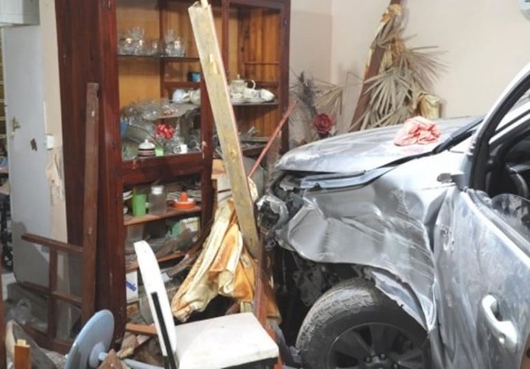 Intentó asesinar a su esposa al chocar una camioneta contra una casa.