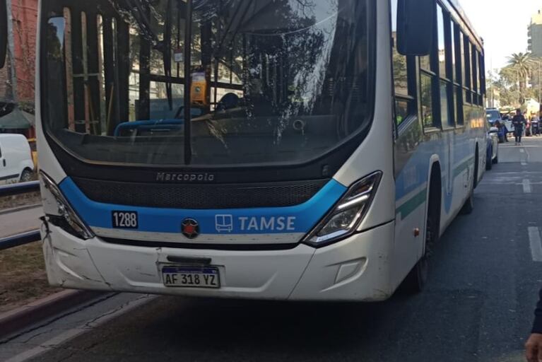 Intentó robar en Plaza España y saltó al túnel al escapar: lo arrolló un colectivo
