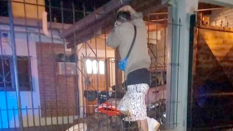 Intentó robar una bicicleta pero terminó colgado de una reja. Foto: Misiones Online.