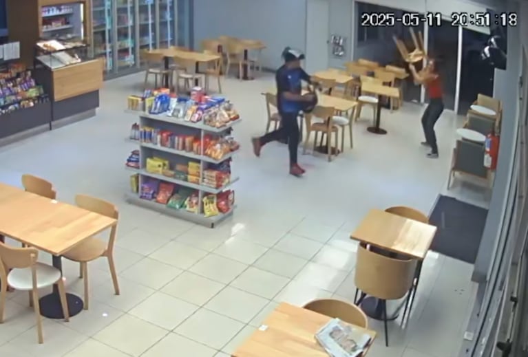 Intentó robarle a la empleada de un minishop y la mujer lo echó a sillazos: el video