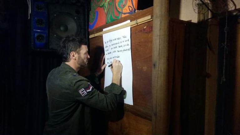 Íntimo y solidario: Axel cantó a beneficio de un bar en Los Hornillos