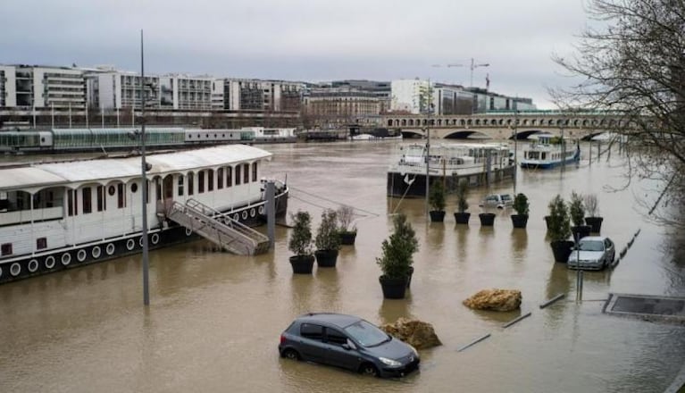 Inundación en París y nieve en el desierto de Arabia Saudita 