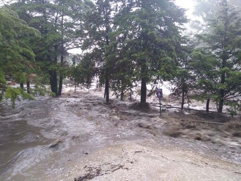 Inundación y daños en el complejo turístico Las 7 Cascadas de La Falda. / Foto enviada a El Doce