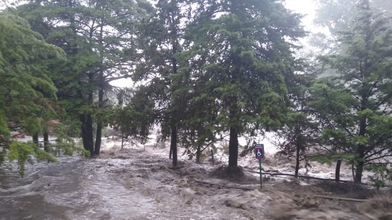 Inundación y daños en el complejo turístico Las 7 Cascadas de La Falda. / Foto enviada a El Doce