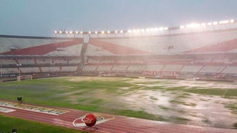 Inundado. Así quedó el Monumental tras la lluvia.
