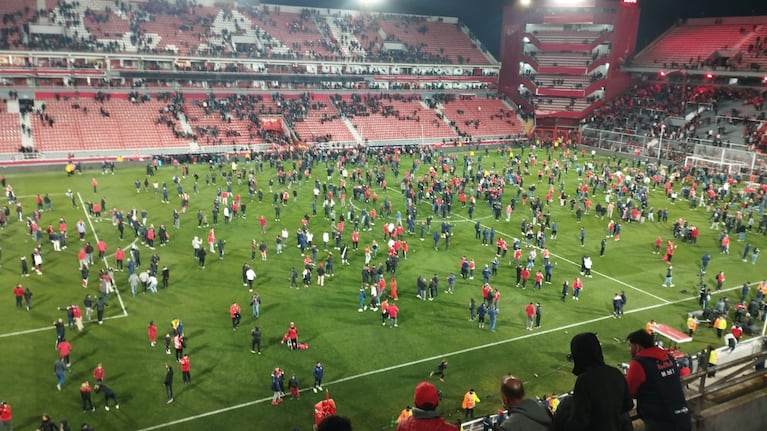 Invasión de campo en medio de los disturbios en Avellaneda.