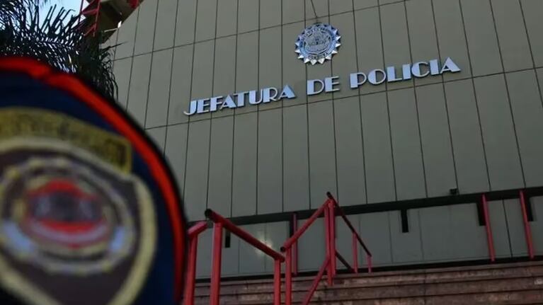 Investigan a dos policías por un violento procedimiento callejero.