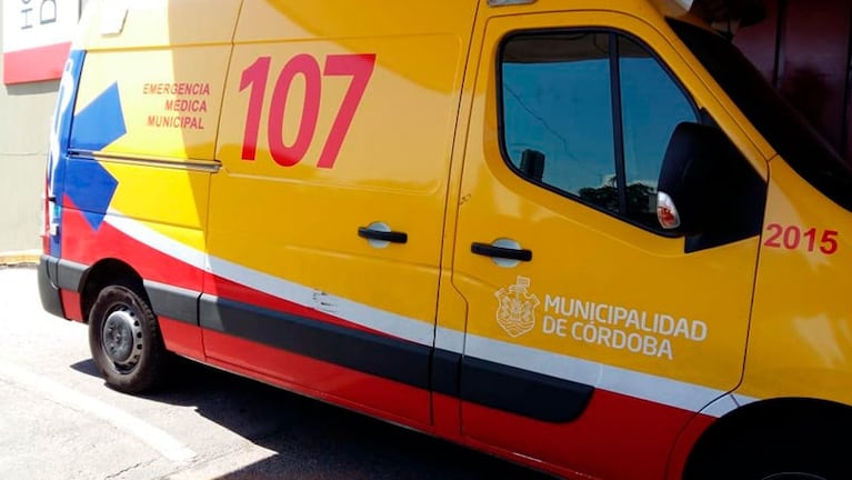 Investigan la muerte de dos personas en la vía pública en Córdoba.