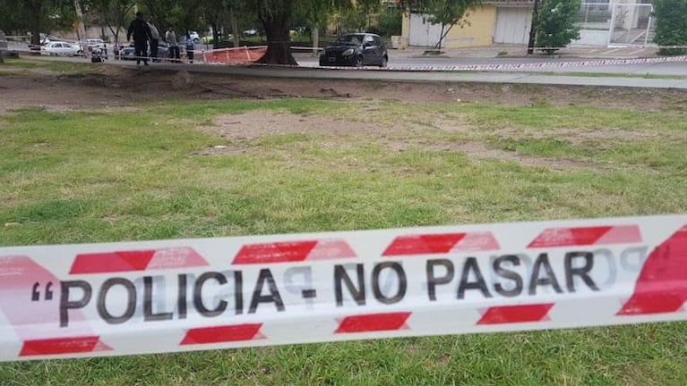 Investigan la muerte de un hombre en un auto