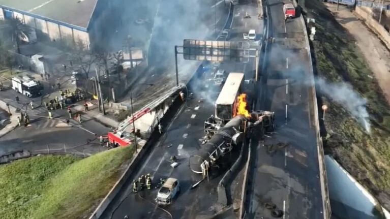 Investigan las causas del terrible accidente en plena autopista chilena.