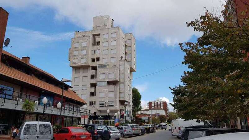 Investigan las causas por las que la mujer cayó del piso 10