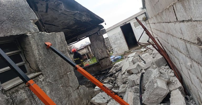 Investigan si el fuego empezó por la explosión de una garrafa.