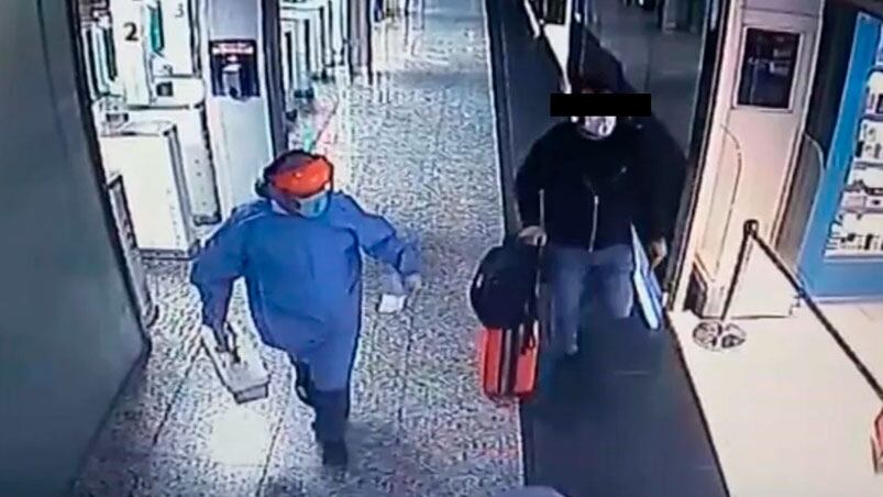 Investigan si otros pasajeros se contagiaron de coronavirus.