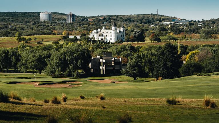 Investigan un presunto abuso sexual en el country Valle del Golf.