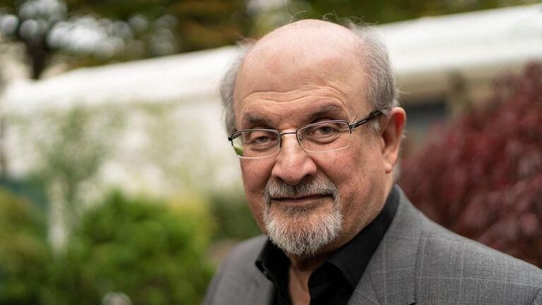 Irán culpa a Salman Rushdie por el brutal ataque que sufrió