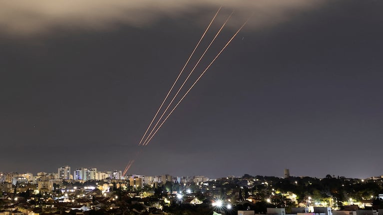 Irán lanzó drones y misiles hacia Israel. (Foto: Reuters)