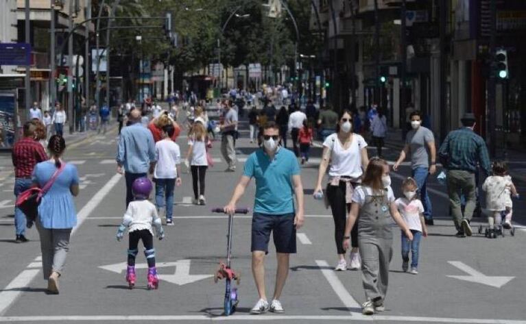 "Irresponsables": críticas en España tras la masiva salida de chicos a la calle