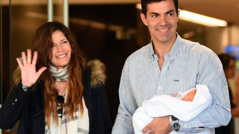 Isabel Macedo y Juan Manuel Urtubey, muy felices con Isabelita.