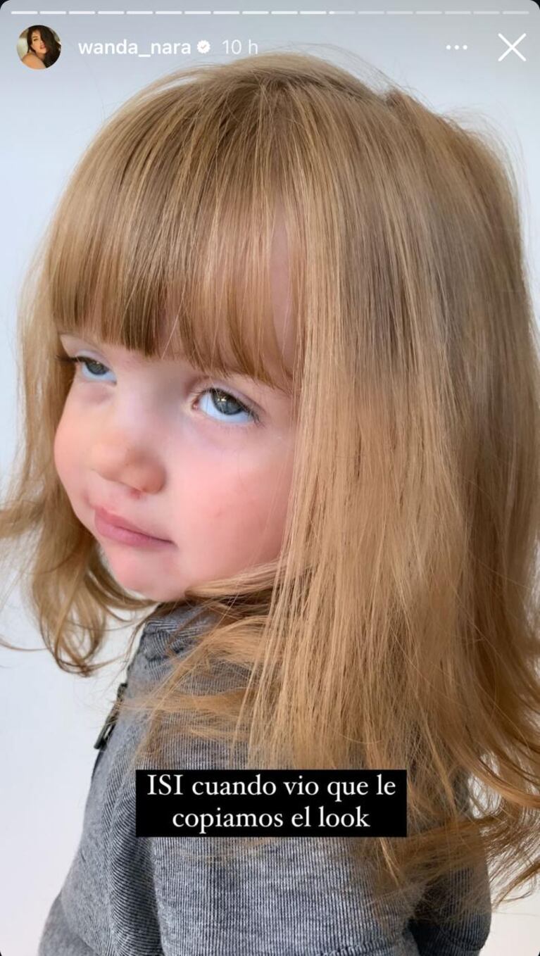 Isabella Icardi al ver a su mamá y hermana con el mismo look.