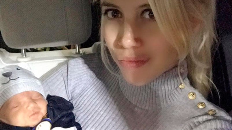 Isabella vistió la camiseta de su papá.