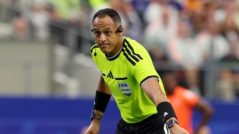 Ismail Elfath será el árbitro de Argentina-Inglaterra por semifinales del Mundial. Reuters/Tim Heitman