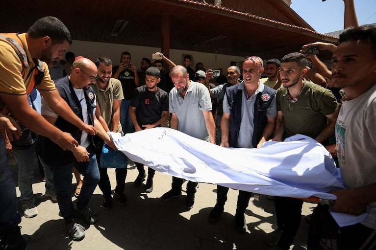 Israel bombardeó la única iglesia católica en Gaza e hirió al cura argentino que era amigo de Francisco